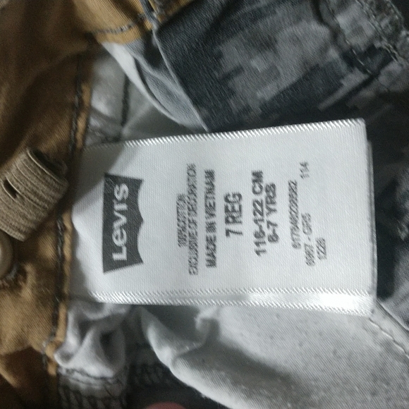 2/$15 Levi's Shorts Size 7 Digital Camo Great condition - Picture 6 of 7